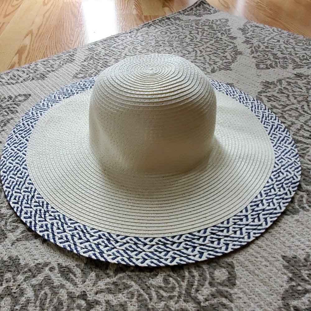 Chatties floppy hat